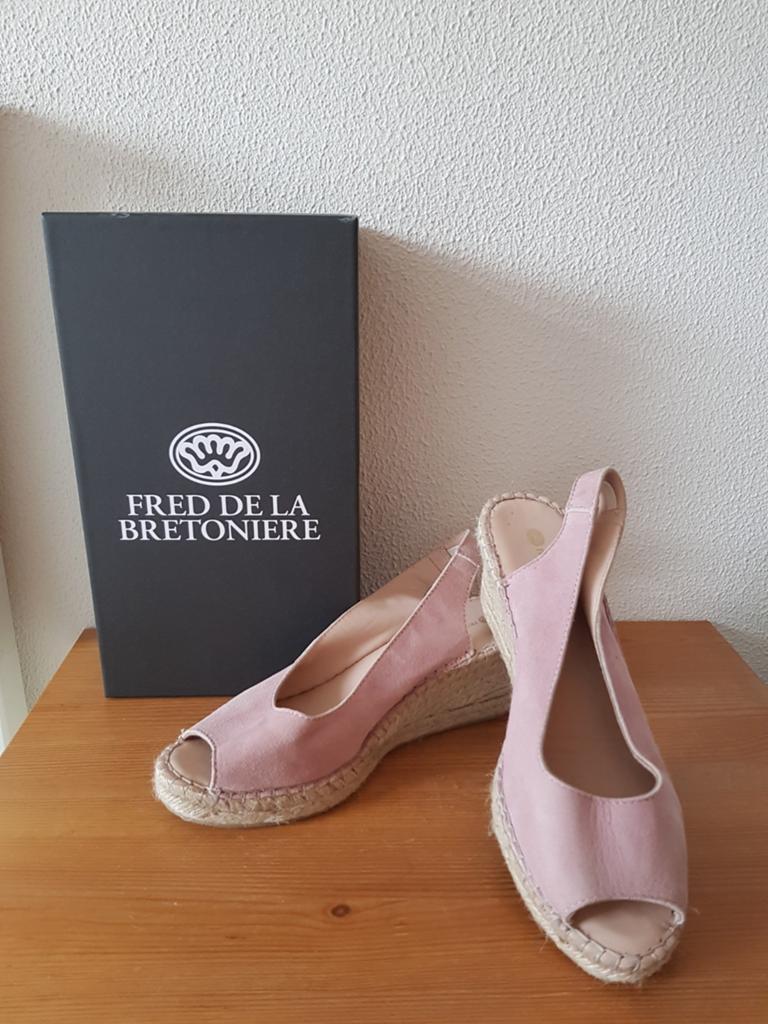 Fred de la Bretoniere licht roze suede peeptoe's maat 38, Fred de la Bretoniere, Ophalen of Verzenden, Zo goed als nieuw, Espadrilles of Moccasins