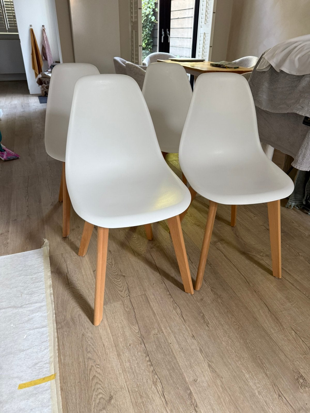 4 witte kuipstoeltjes houten poten, Huis en Inrichting, Stoelen, Ophalen, Kunststof, Gebruikt, Kuipstoeltje Jysk, scandinavisch, minimalistisch