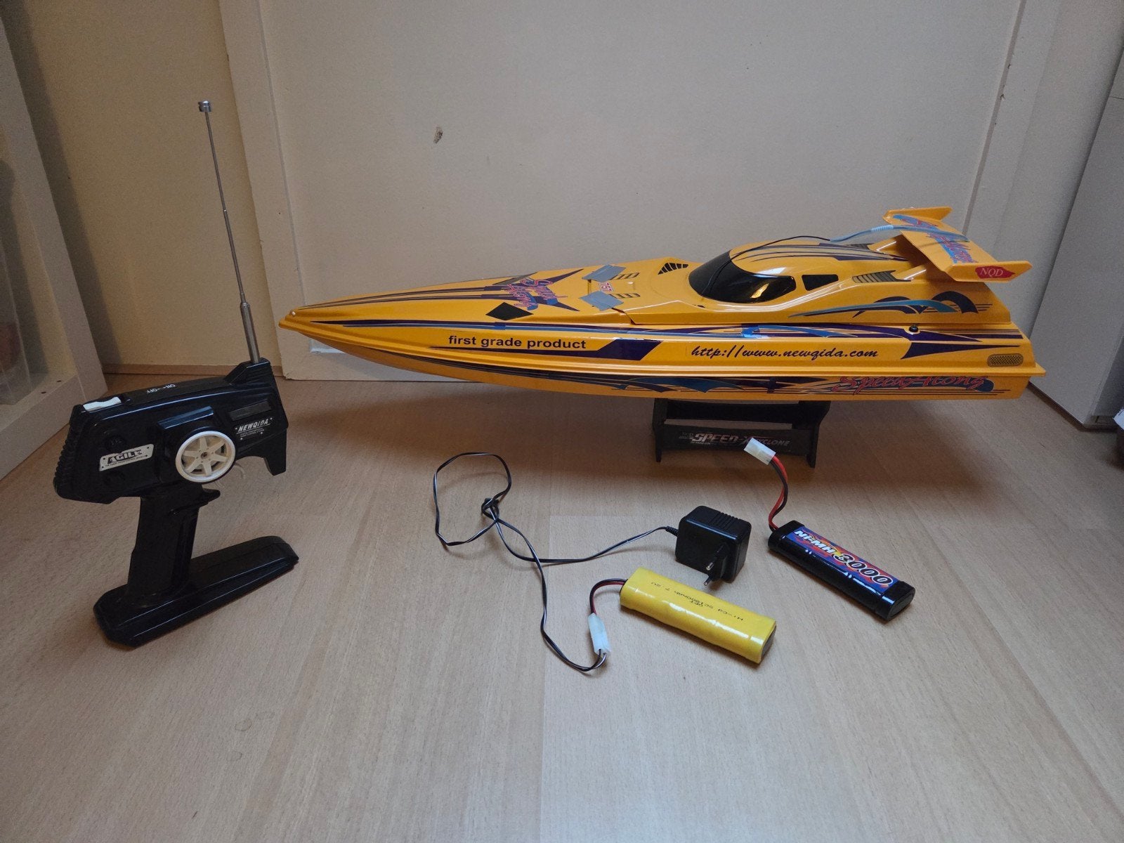 RC Speedboot - radio control - racing boat., Ophalen, Zo goed als nieuw, 1:32 tot 1:50, Overige merken
