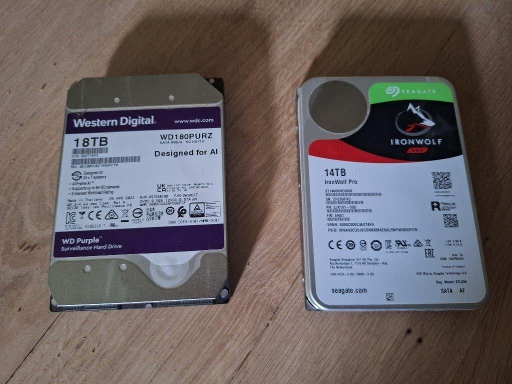 18TB WD Purple en 14TB Seagate IronWolf Pro, Computers en Software, Harde schijven, Ophalen of Verzenden, Gebruikt, Desktop, SATA