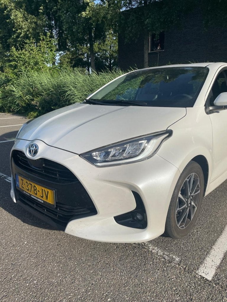 Toyota Yaris 1.5 Hybrid Dynamic Plus 116pk CVT 2023 Wit, Auto's, 450 kg, Zwart, 1490 cc, Emergency brake assist