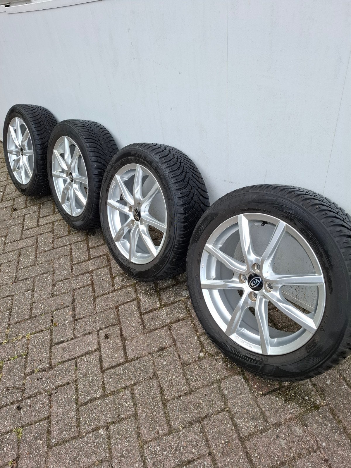 R17 Winterbanden met originele Kia velgen, Ophalen, Gebruikt, 17 inch, Winterbanden