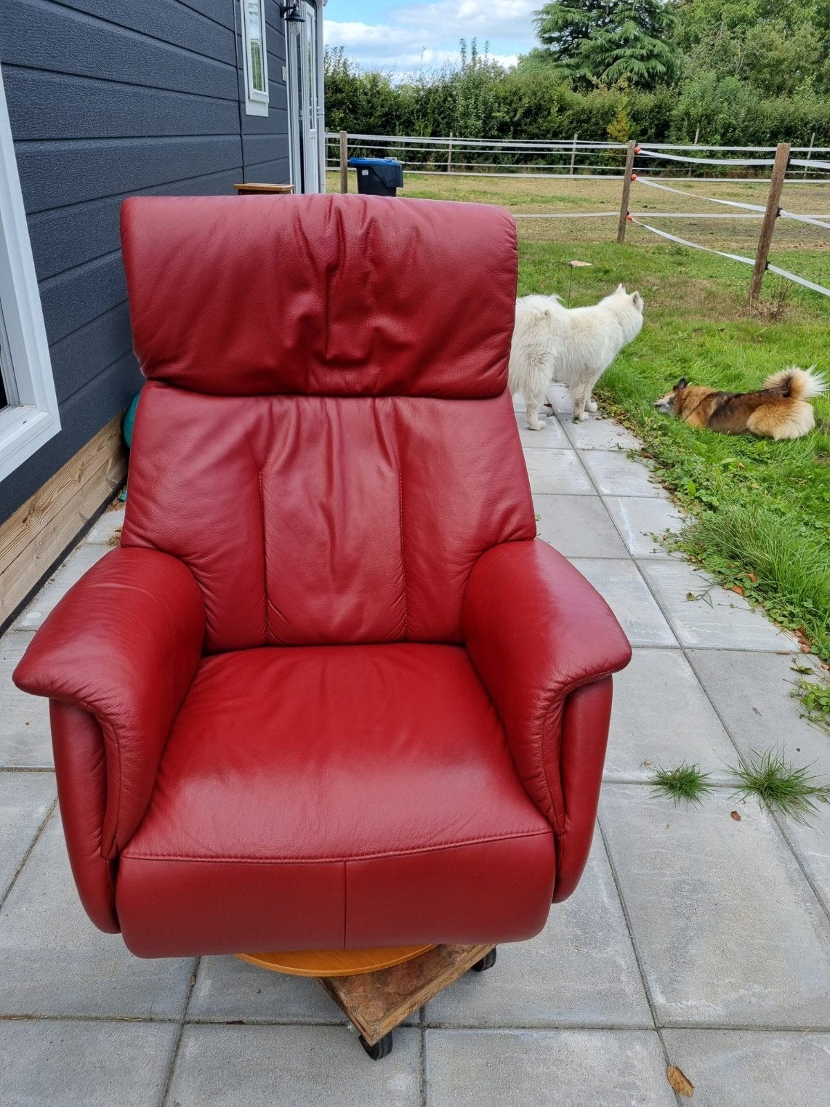 Prominent relaxstoel, bordeaux rood leer, handbediend., Huis en Inrichting, Ophalen of Verzenden, Gebruikt, Leer, 50 tot 75 cm