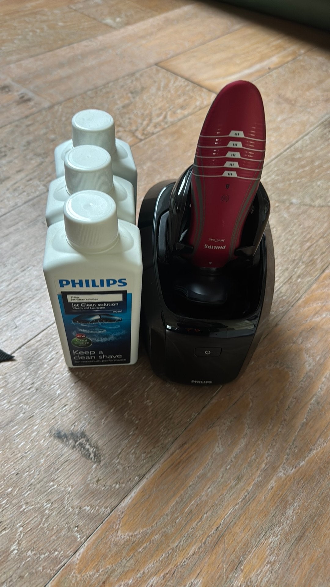 Philips scheerapparaat met schoonmaak vloeistof, Ophalen of Verzenden, Zo goed als nieuw, Zwart, Handen en Nagels
