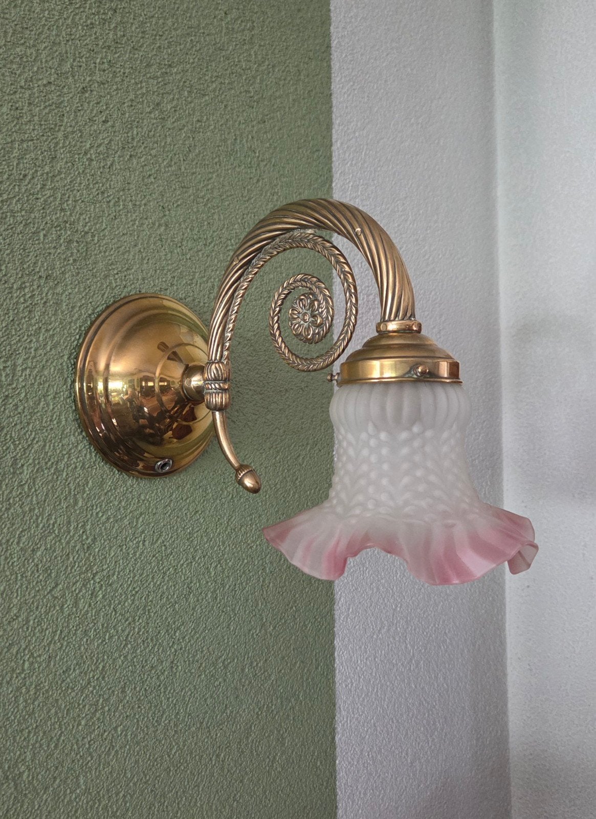 Vintage Franse Art Nouveau wandlamp messing & roze tulpkap, Ophalen of Verzenden