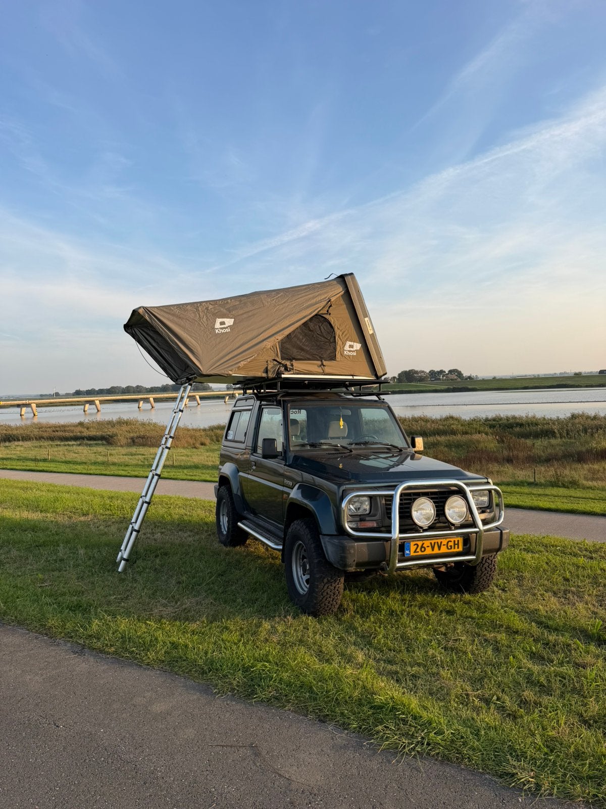 Te huur Daihatsu Rocky 4x4 met 2 persoons daktent, Ophalen, Zo goed als nieuw, Tot en met 2