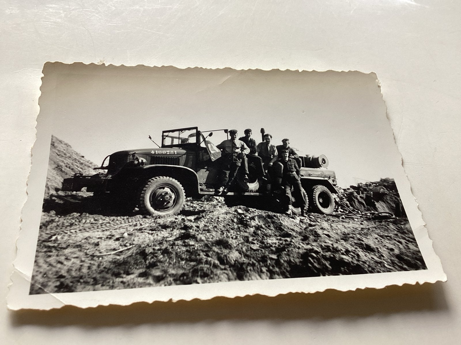 Militairen met legertruck in bergachtig  Frankrijk 6x9 cm, Gebruikt, Foto, Ophalen of Verzenden, Voor 1940