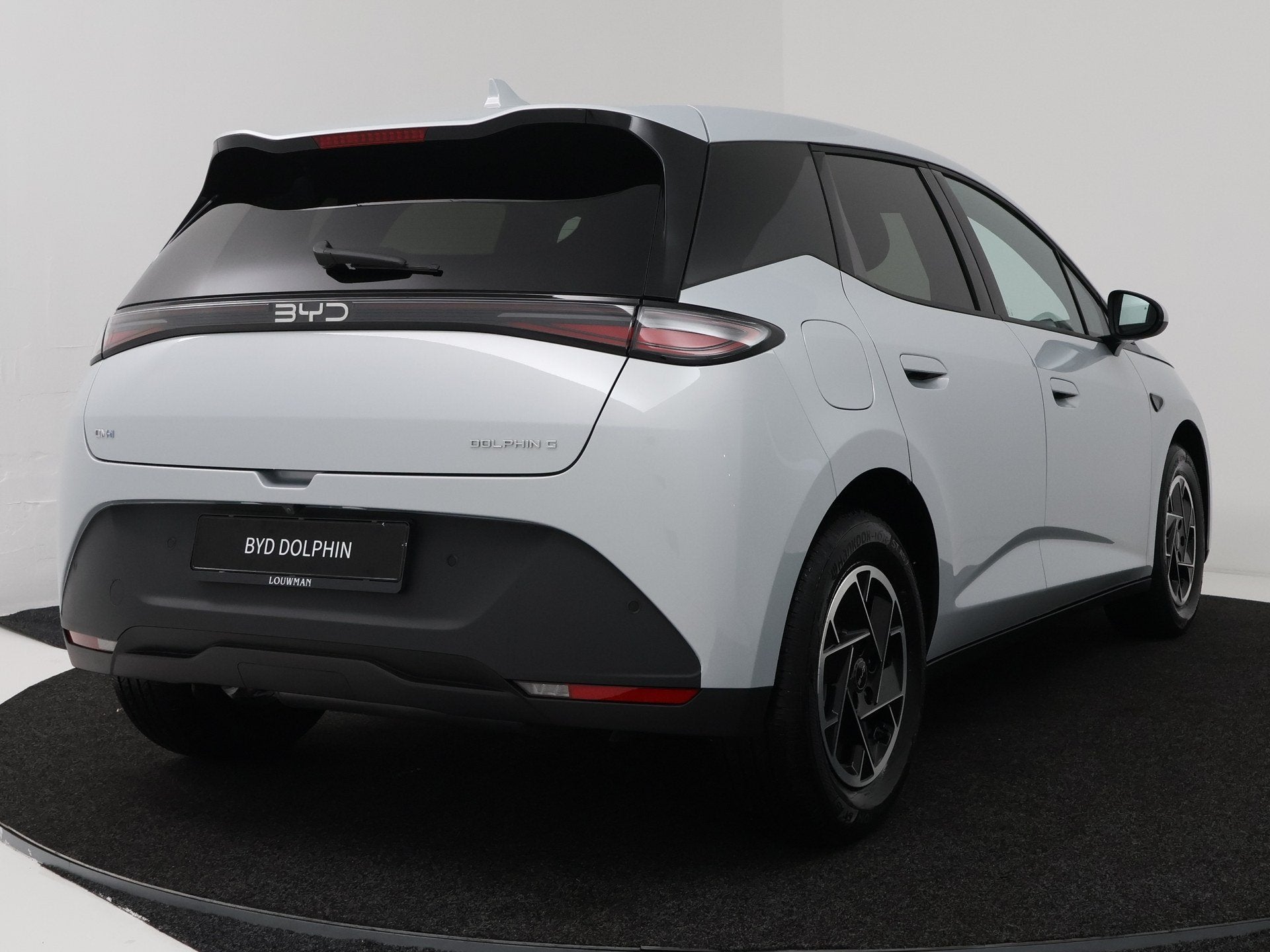 BYD Dolphin G 1.5 DM-i Boost | 100% Nieuw & Origineel Nederl, Auto's, Stof, Zwart, 4 cilinders, Bedrijf