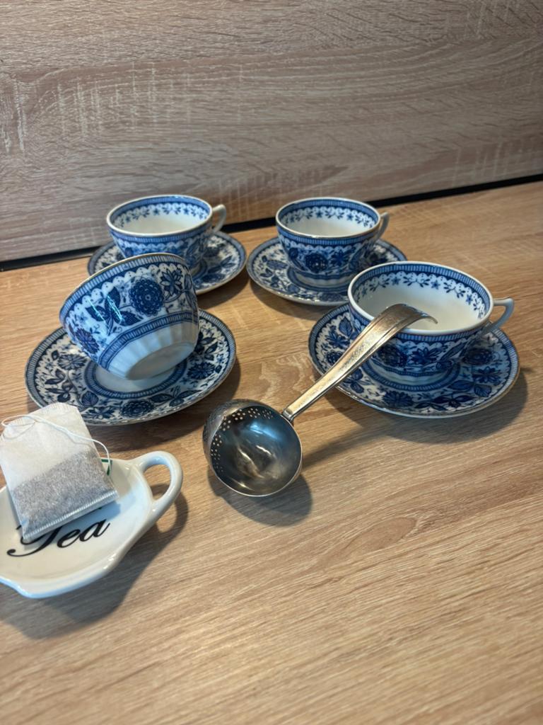 4 blauw met witte theekopjes, Ophalen of Verzenden
