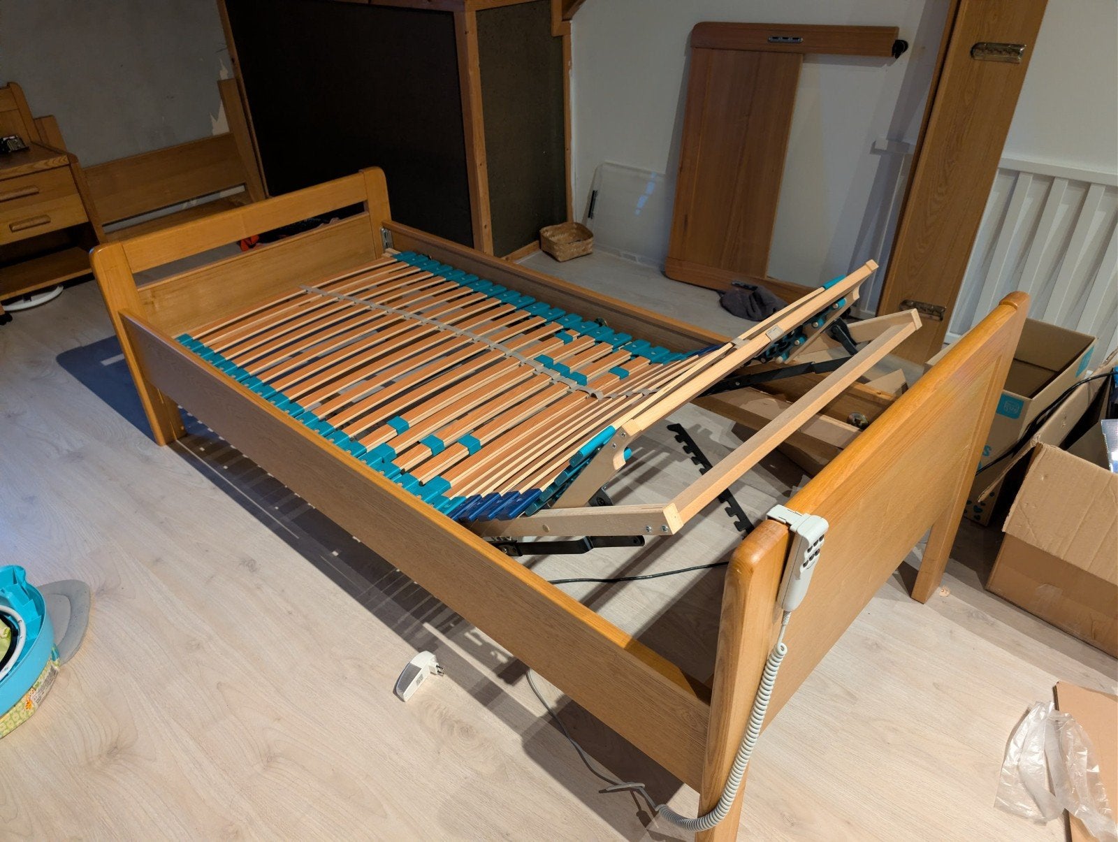 Stevig houten eenpersoonsbed met elektrische lattenbodem, 90 cm, Eenpersoons, Ophalen of Verzenden, Hout