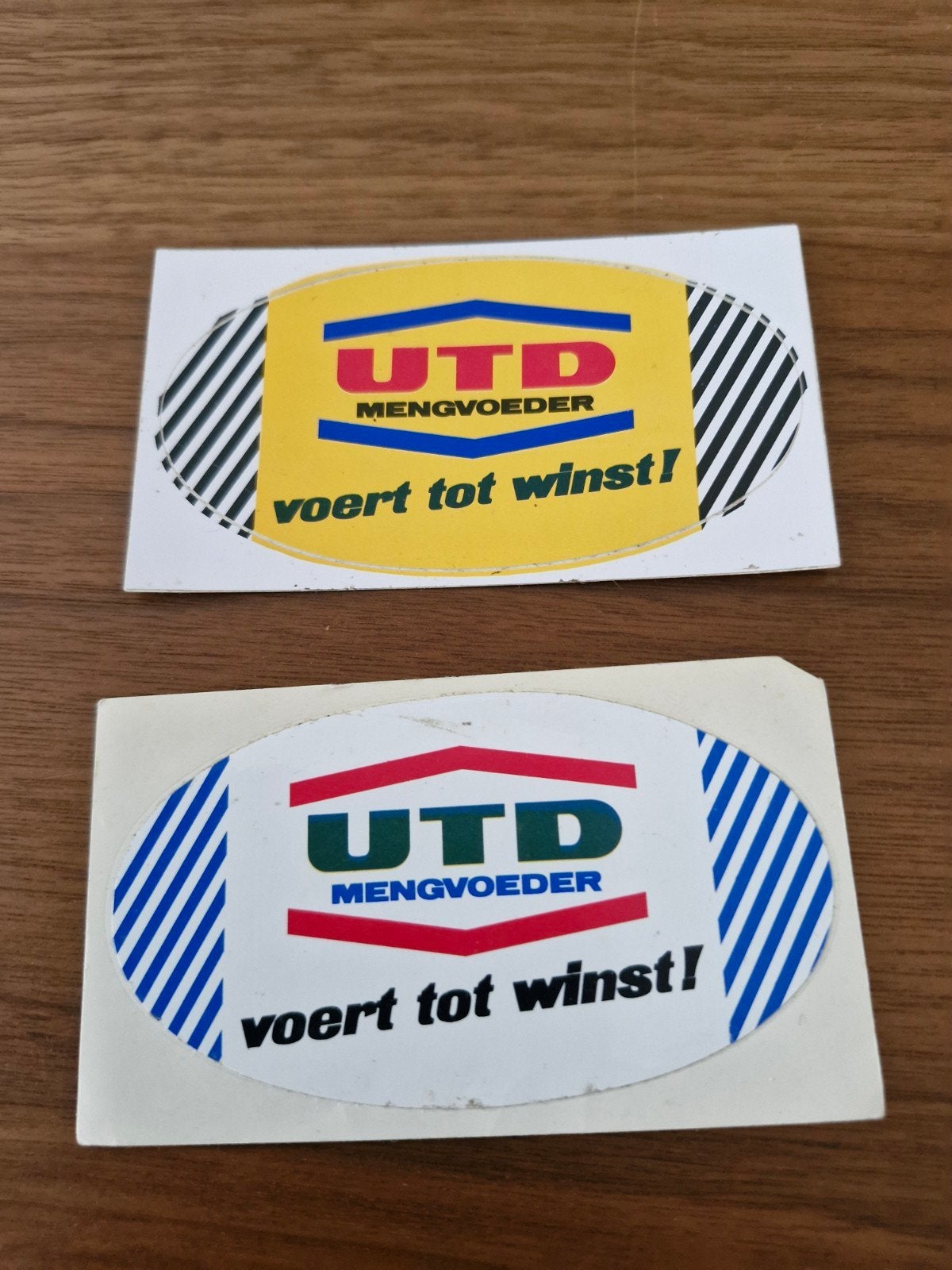 10746 Vintage UTD Mengvoeder stickers - Voert tot winst!, Verzamelen, Ophalen of Verzenden, Gebruikt, Bedrijf of Vereniging