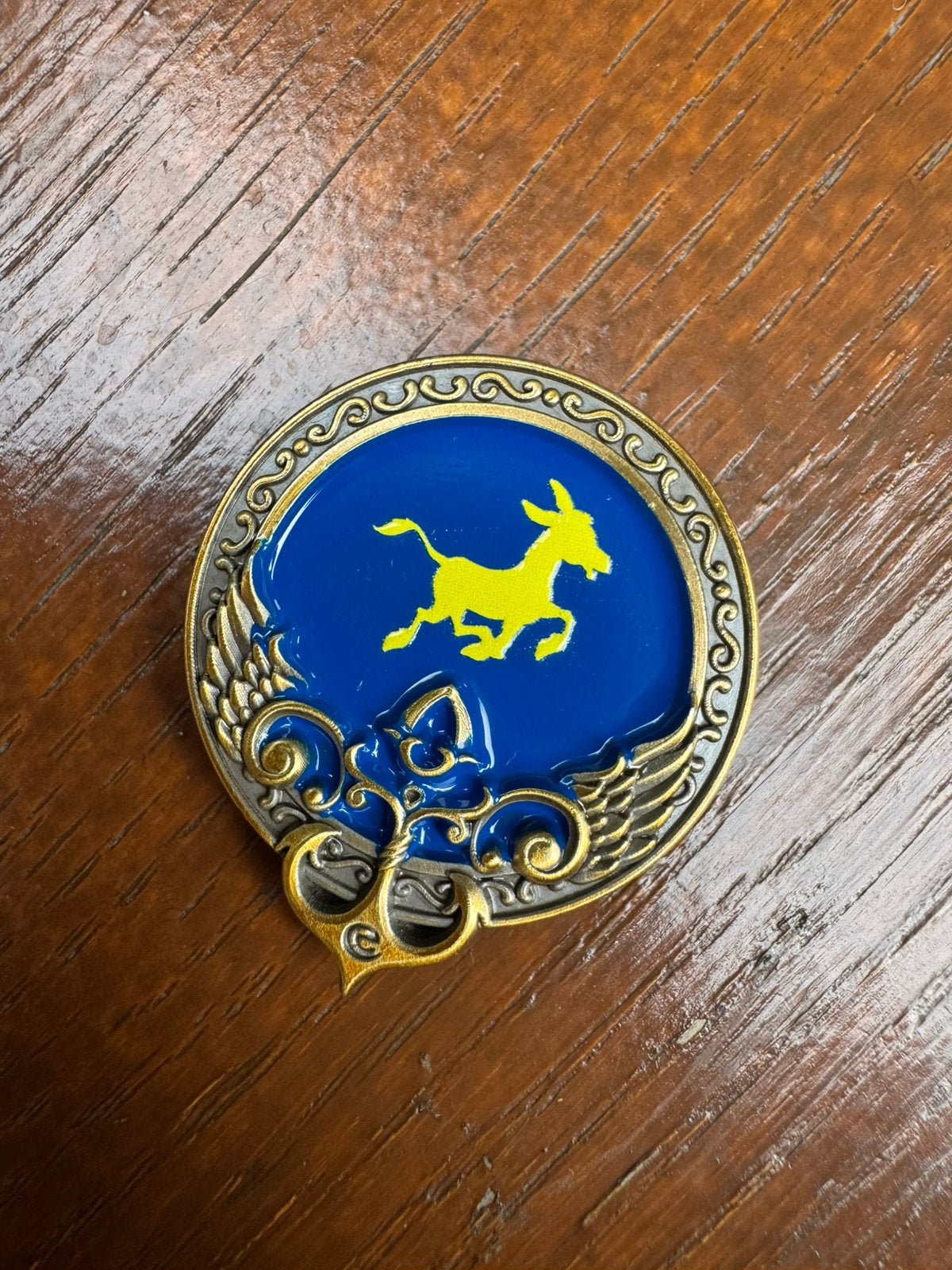 Efteling pin wonderhotel ezel ezeltje strek je, Ophalen of Verzenden, Zo goed als nieuw, Button of Speldje