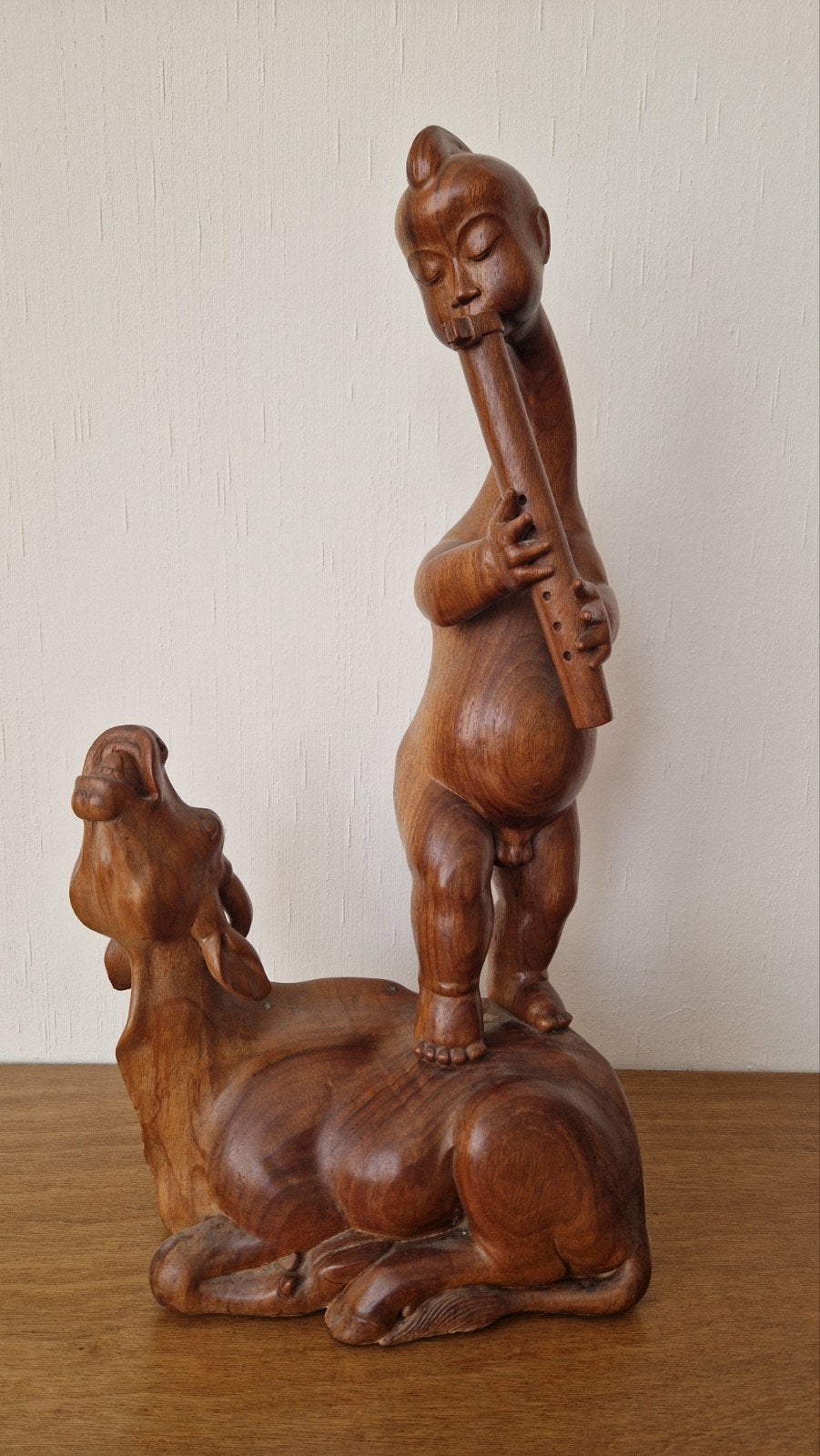 Uniek balinees  houten beeld: Man op os met fluit, Antiek en Kunst, Ophalen of Verzenden, Handgemaakt, 20 - 50 cm, Beeld