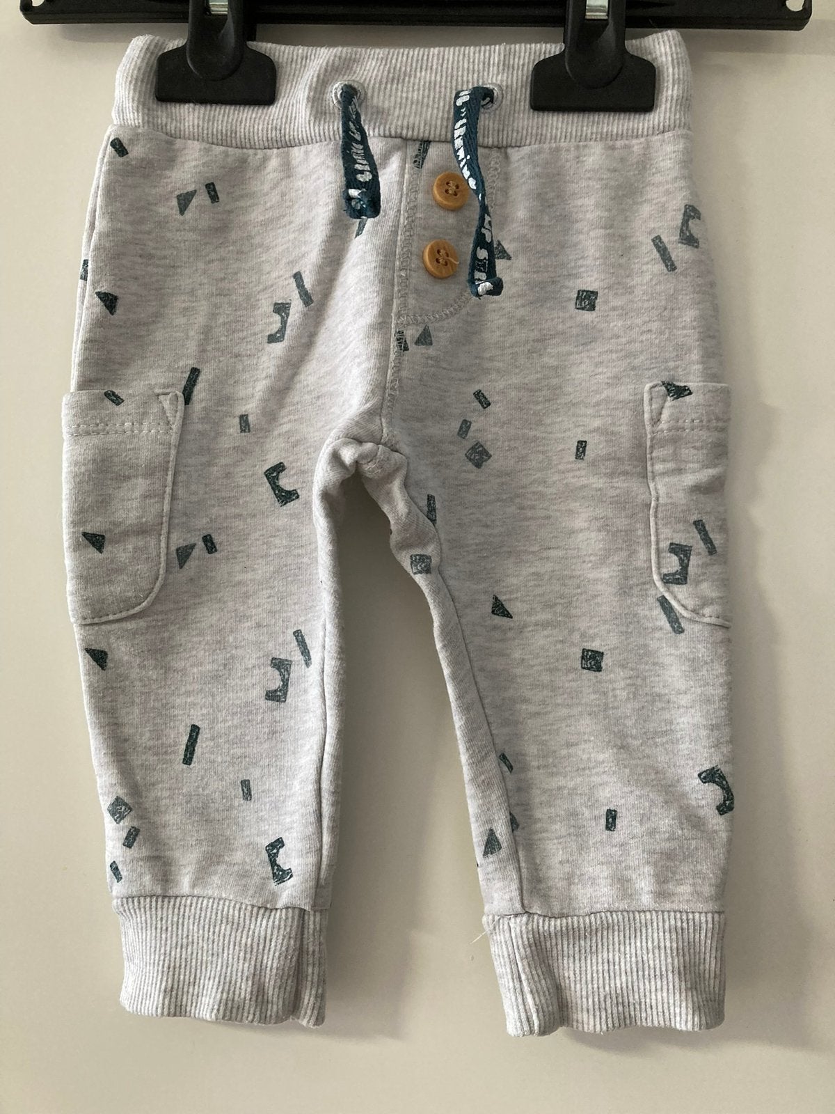Nette feetje joggingbroek / broek grijs voor baby maat 62, Kinderen en Baby's, Babykleding | Maat 62, Ophalen of Verzenden, Zo goed als nieuw
