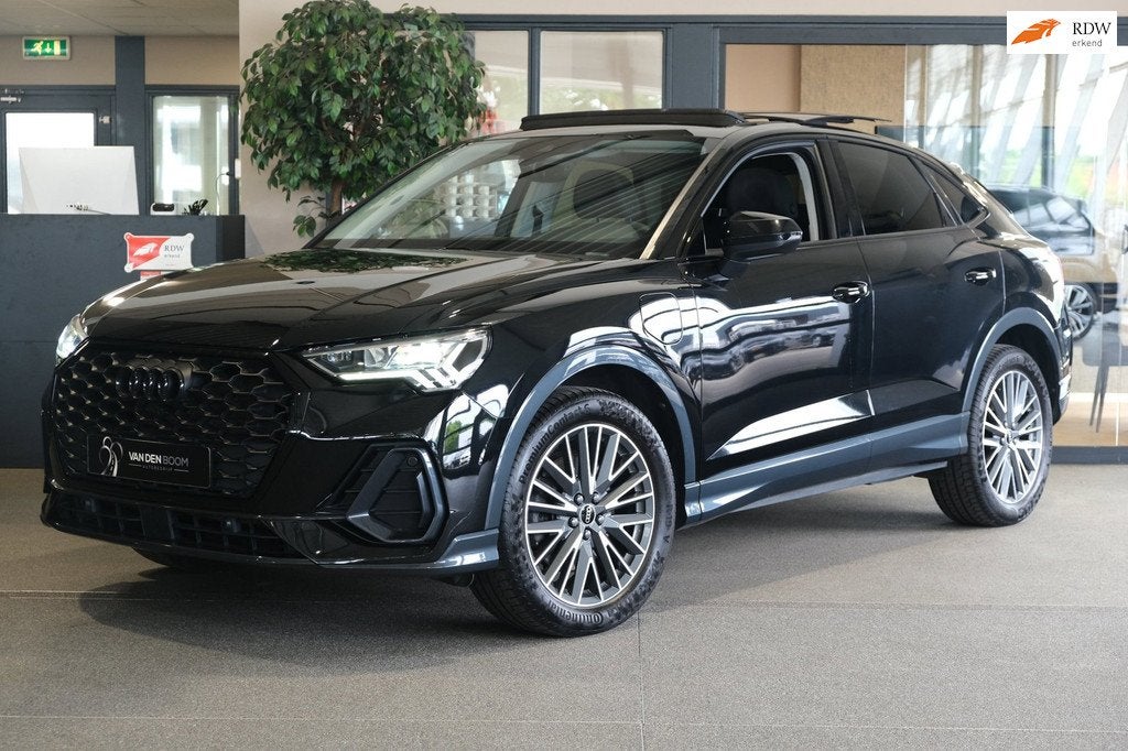 Audi Q3 Sportback 45 TFSI e S-line 245PK Pano Matrix Led Cam, Parkeerassistent, Gebruikt, Zwart, Zwart