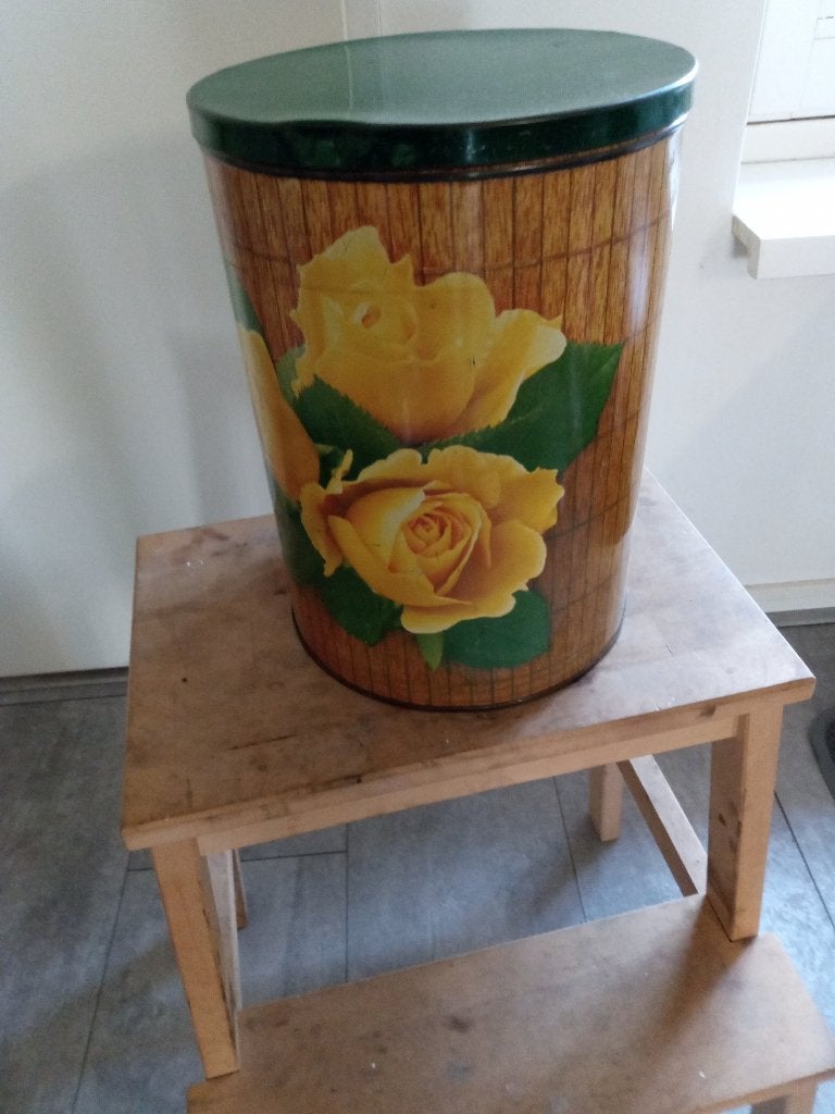 Grote Tomado blik met gele rozen Vintage, Ophalen of Verzenden, Gebruikt, Overige, Overige merken