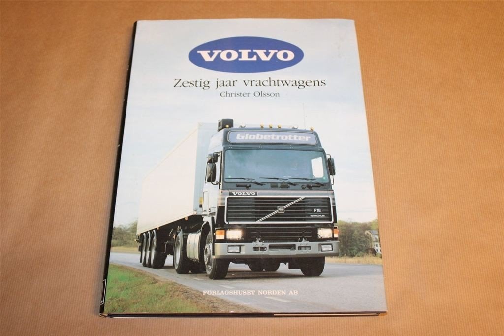 Volvo — 60 Jaar Vrachtwagens — Historie in Beeld [1987], Boeken, Auto's | Boeken, Ophalen of Verzenden, Gelezen, Volvo