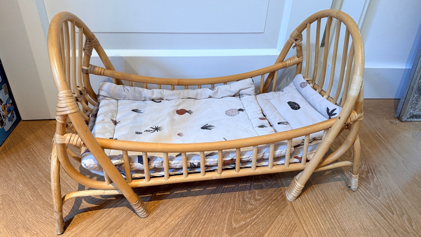 Ferm Living poppenbed rotan incl. matrasje en beddengoed, Ophalen, Gebruikt, Overige typen