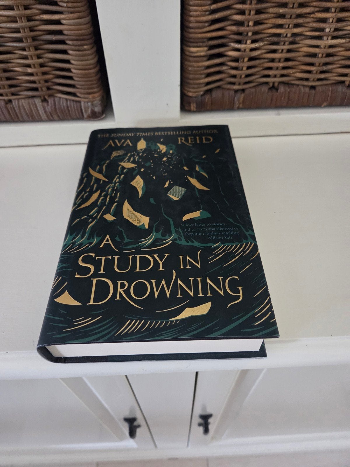 Ava Reid - A study in drowning, Ophalen of Verzenden, Zo goed als nieuw