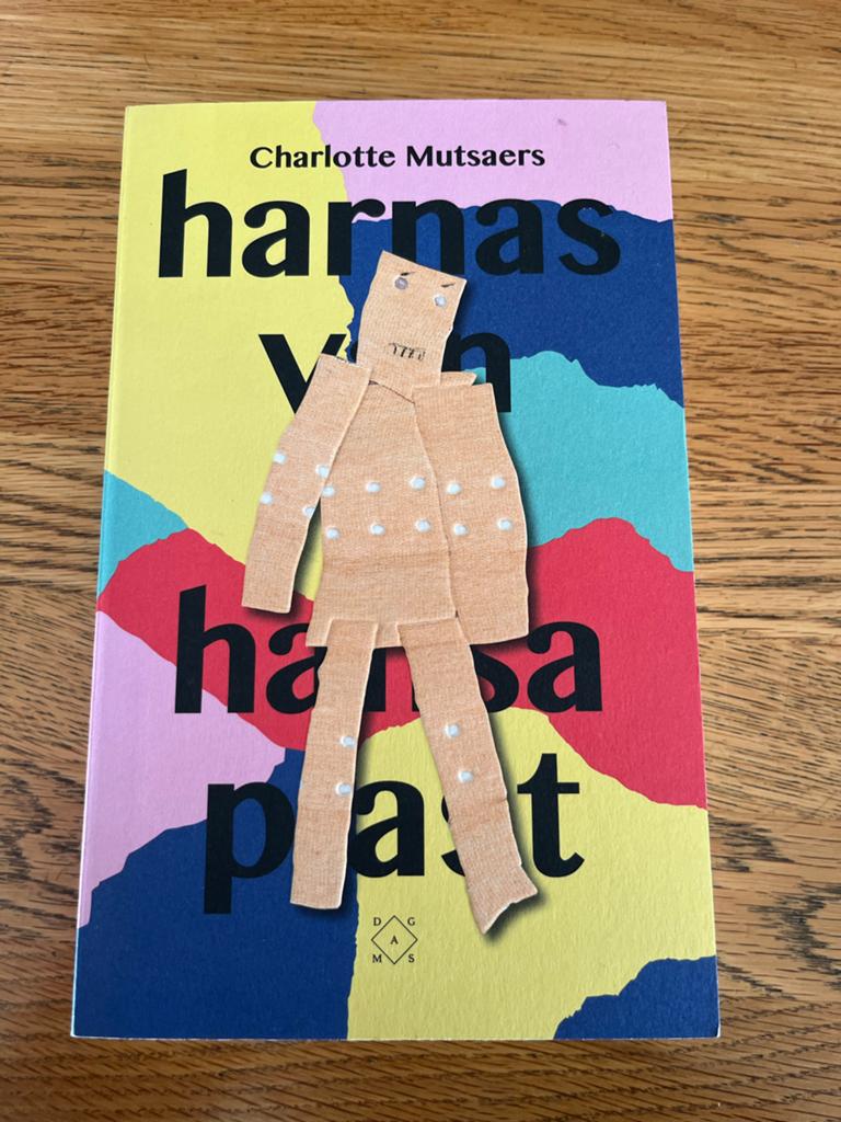 Harnas van Hansaplast - Charlotte Mutsaers (2017), Ophalen of Verzenden, Zo goed als nieuw, Nederland