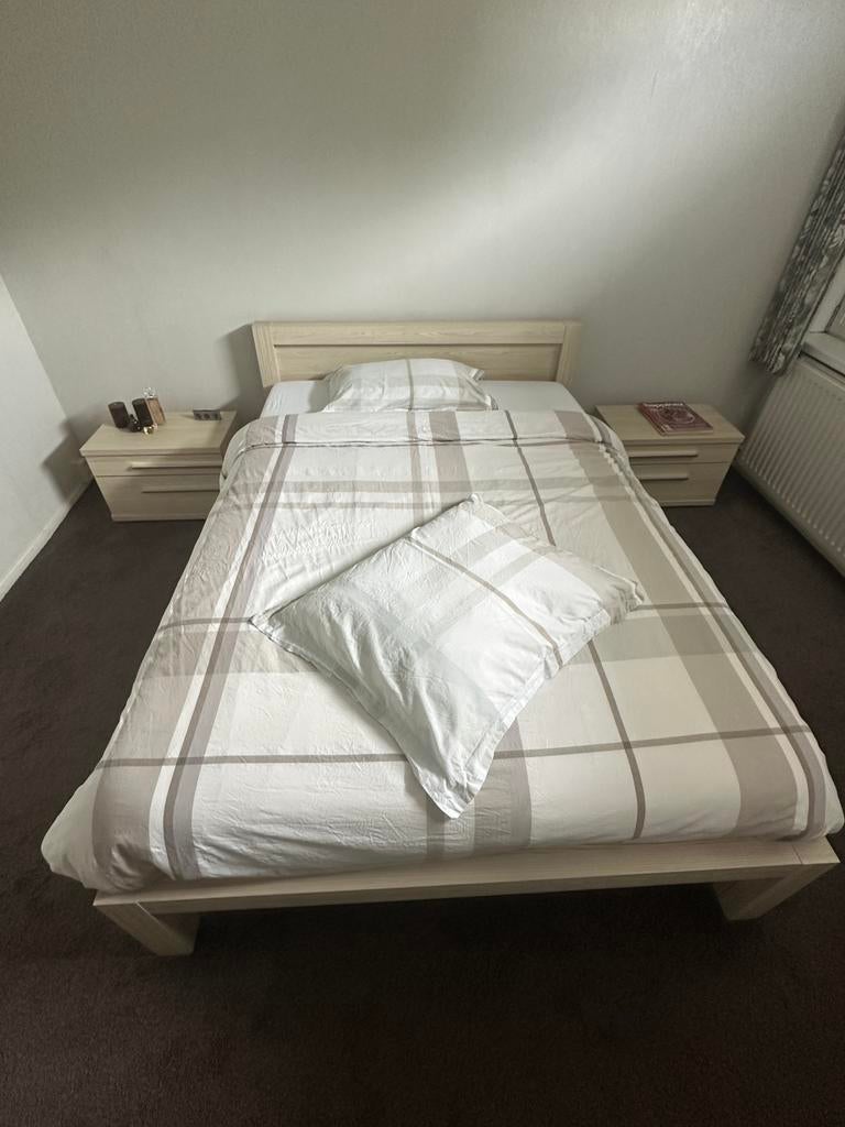 Bed + kast en 2 nachtkastjes, Ophalen, Tweepersoons, 140 cm, Zo goed als nieuw