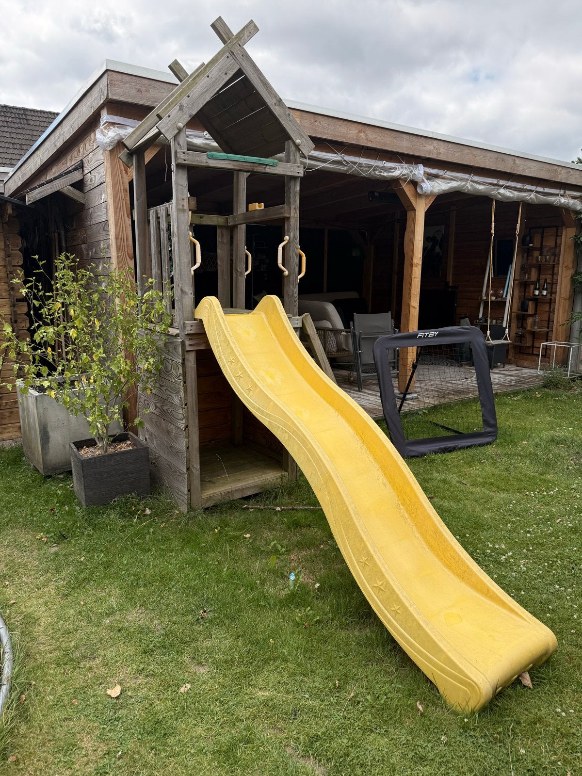 Houten speelhuisje met glijbaan voor kinderen, Ophalen, Gebruikt, Hout