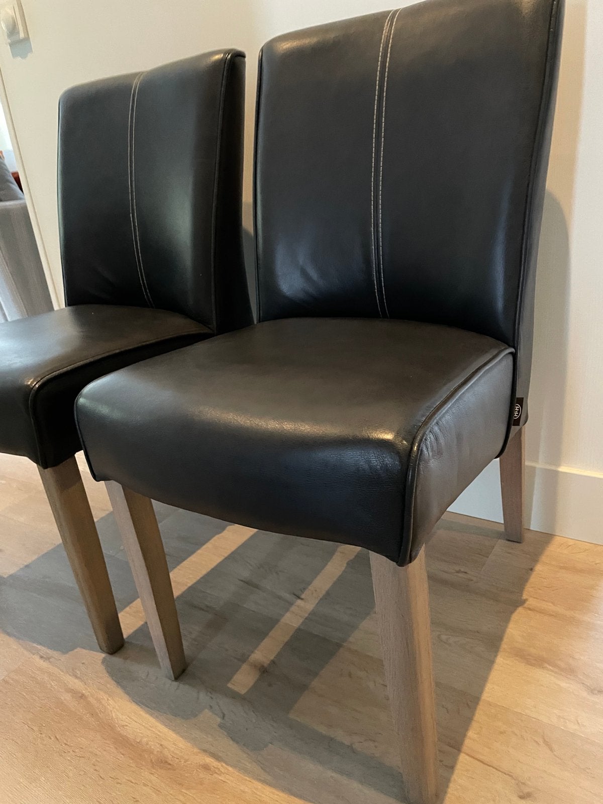 2 leren eetkamerstoelen van H & H, Ophalen, Gebruikt, Twee