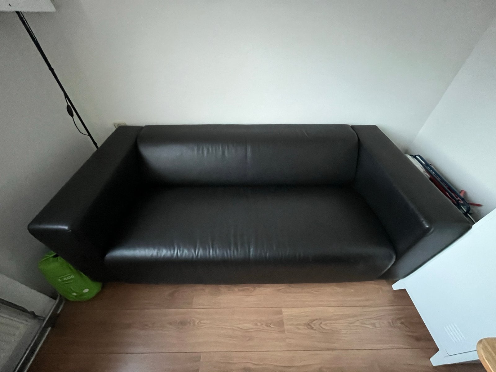 Zwarte tweepersoonsbank van namaak leer, Huis en Inrichting, Ophalen, Gebruikt, 150 tot 200 cm, Tweepersoons