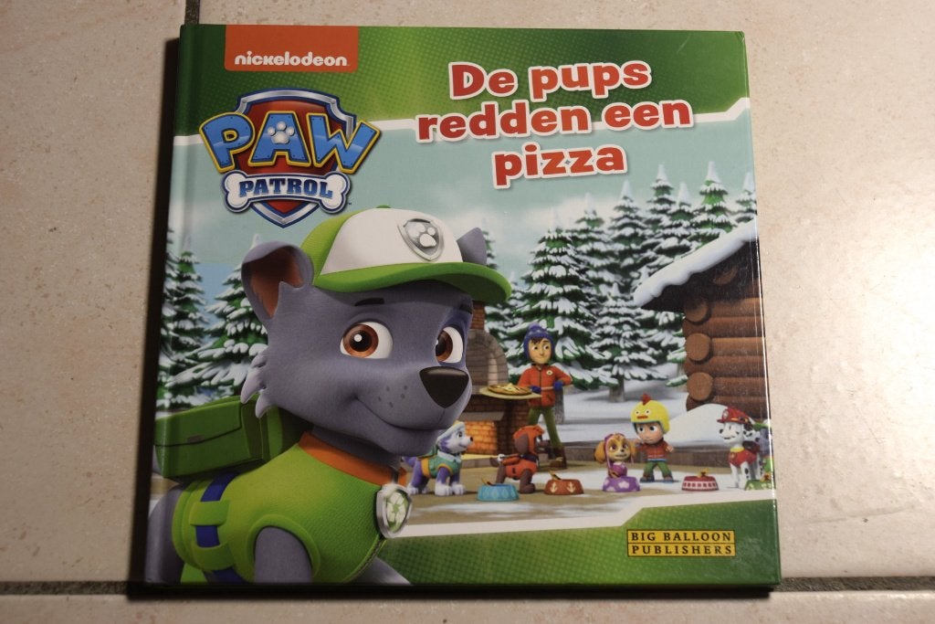 Paw patrol! De pups redden een pizza, Boeken, Ophalen of Verzenden, Zo goed als nieuw, Fictie algemeen