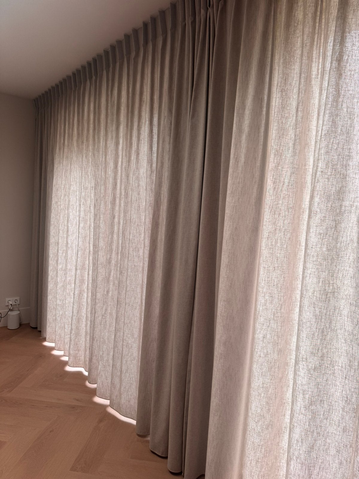 InBetween Delight Greige gordijnen Veneta, Huis en Inrichting, Stoffering | Gordijnen en Lamellen, Ophalen, Zo goed als nieuw