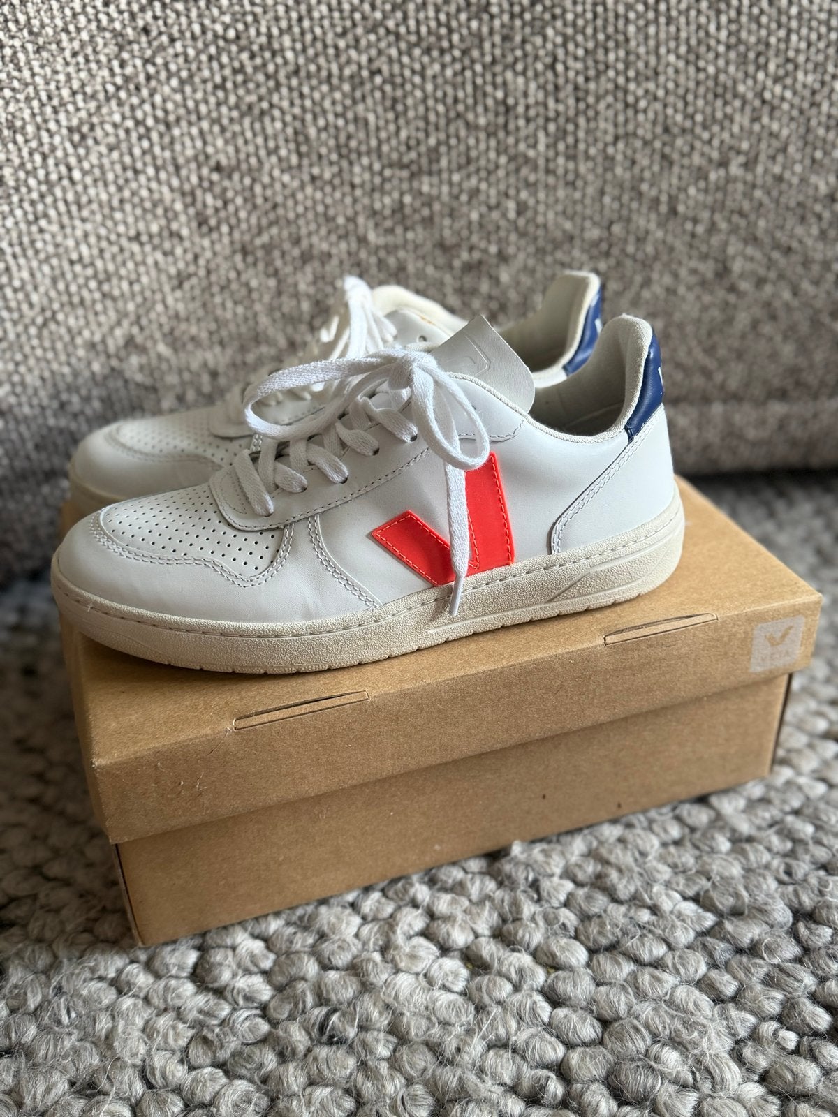Veja sneakers maat 38 - Wit met oranje en blauwe details, Ophalen of Verzenden, Gedragen, Wit, Sneakers of Gympen