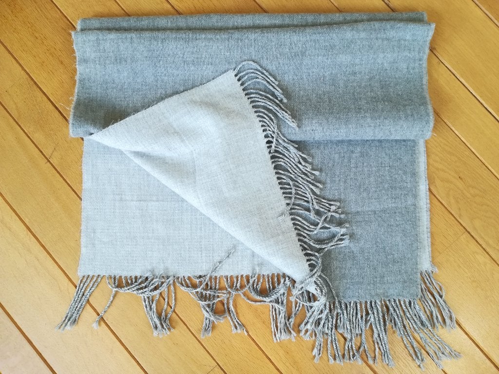 Omslagdoek sjaal pasmina grijs, Ophalen of Verzenden, Zo goed als nieuw, Maat 46/48 (XL) of groter, Sjaal