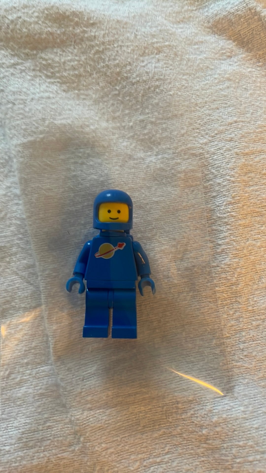 Lego classic space blue spaceman, Verzamelen, Speldjes, Pins en Buttons, Ophalen of Verzenden, Zo goed als nieuw, Transport