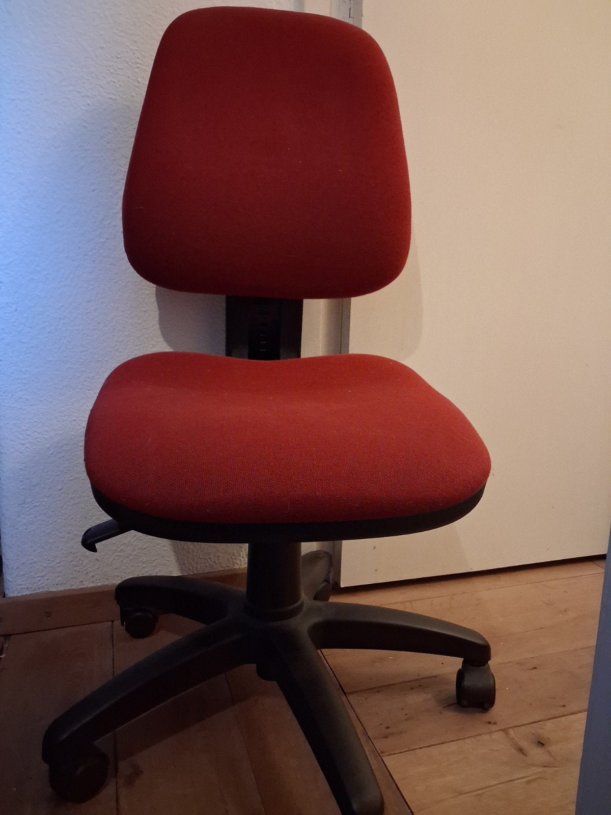 Gratis Bureaustoel - Rood, Comfortabel en Verstelbaar, Ophalen, Gebruikt, Rood, Bureaustoel