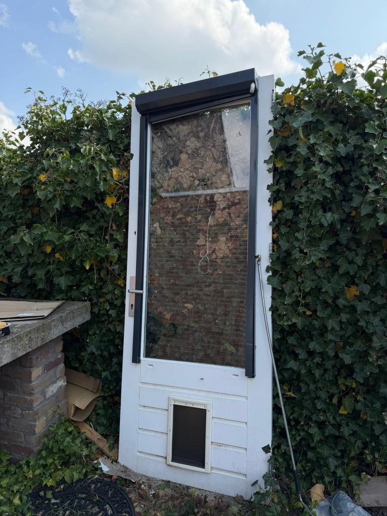 Buitendeur met handbediende zonwering en kattenluik te koop, Doe-het-zelf en Verbouw, Deuren en Horren, Ophalen, 80 tot 100 cm