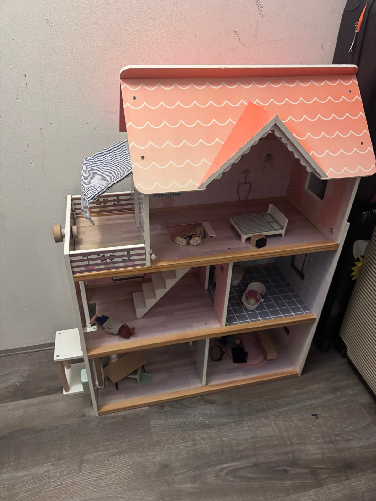 Groot houten poppenhuis met meubels, Ophalen of Verzenden, Gebruikt, Poppenhuis