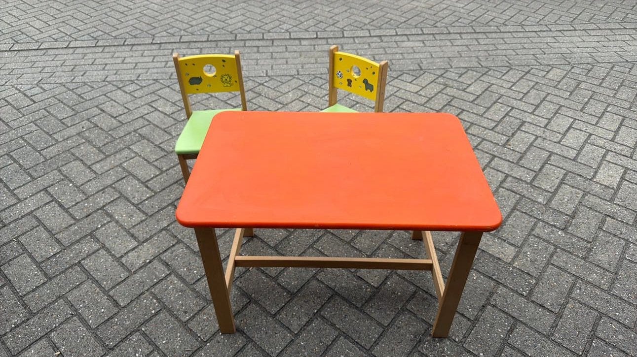 Geuther kinder tafel met 2 stoelen en een bank met opbergvak, Kinderen en Baby's, Kinderkamer | Tafels en Stoelen, Ophalen, Gebruikt