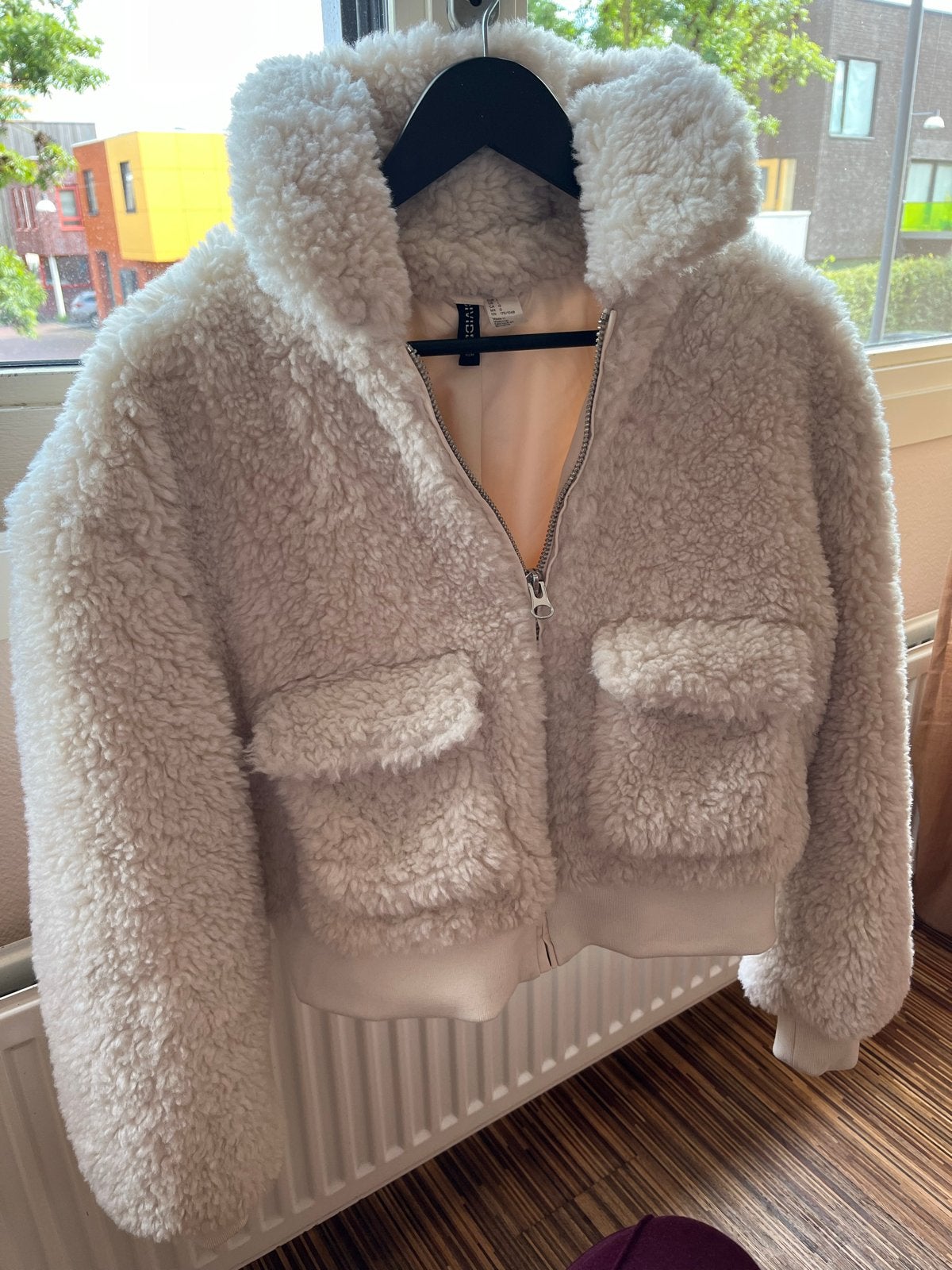H&M Teddy Jasje Crème Maat L, Ophalen of Verzenden, Zo goed als nieuw, Maat 42/44 (L), Beige