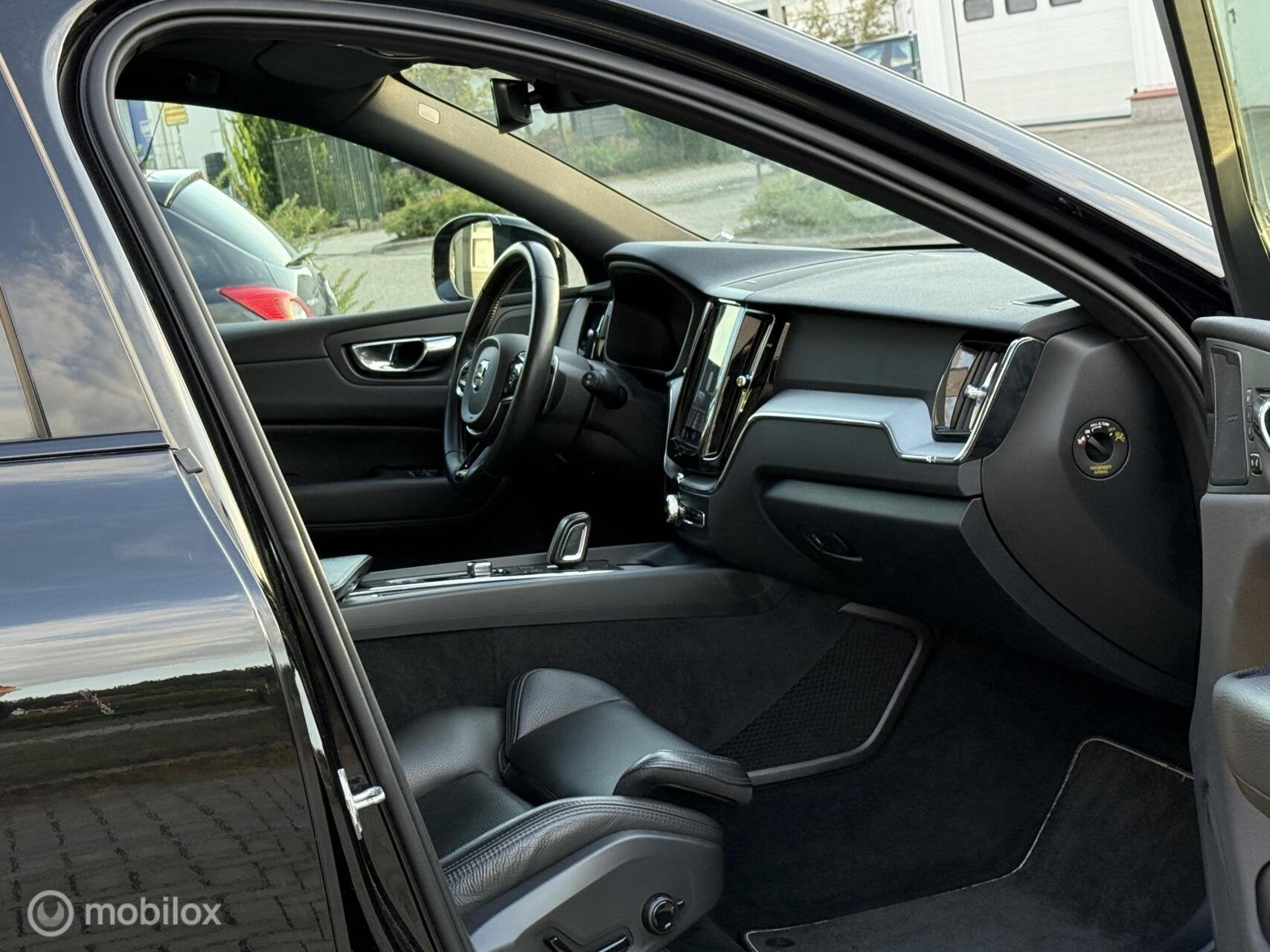 Volvo XC60 2.0 Recharge T8 AWD R-Design Pano|Luchtv|H&K|21', Auto's, Automaat, Adaptive Cruise Control, Zwart, Zwart