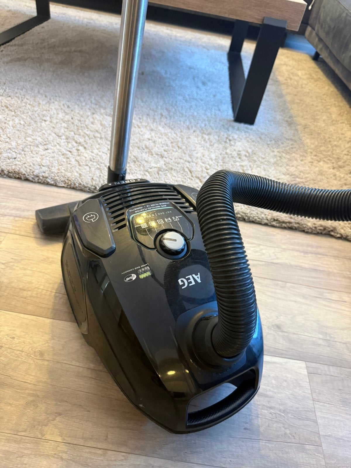 AEG VX8.1 X Silence Stofzuiger – krachtige zuigkracht, Ophalen, Zo goed als nieuw