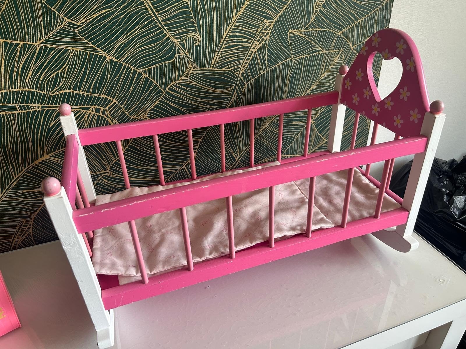 Roze houten poppenwieg met hartje en bloemetjes, Ophalen, Gebruikt, Babypop