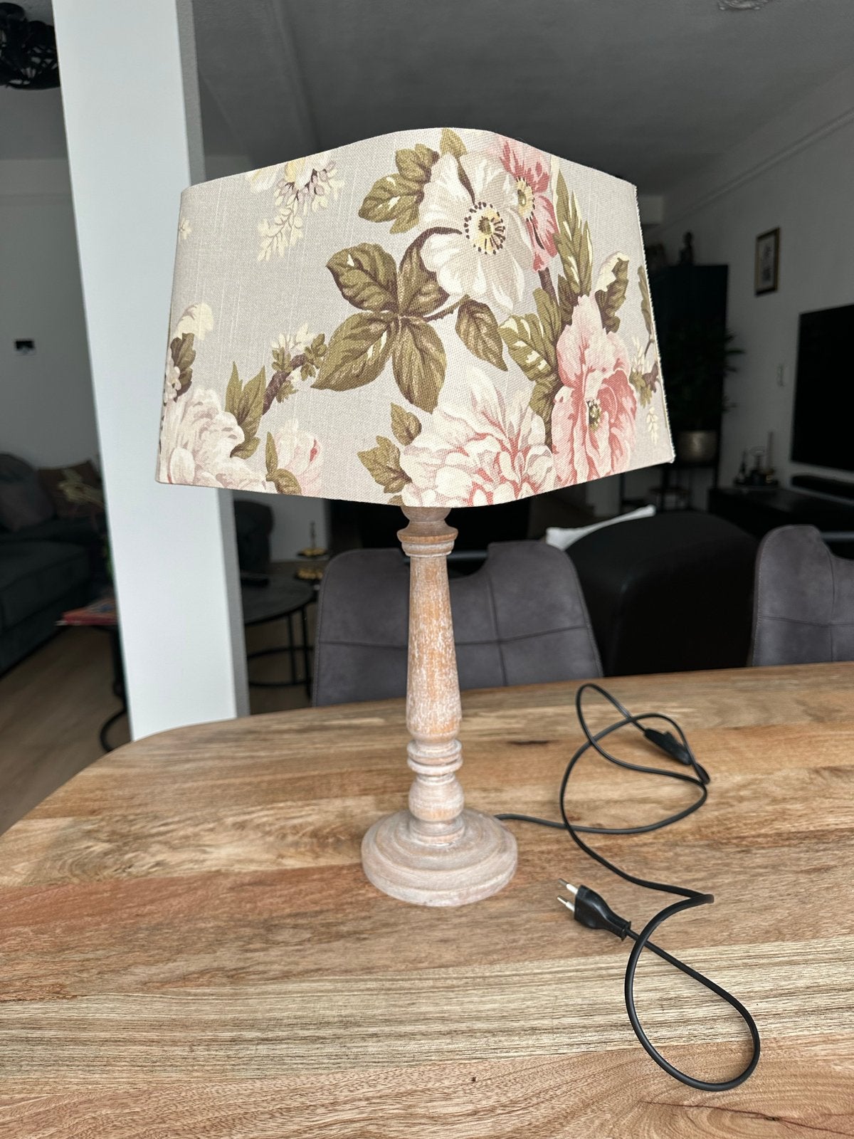 Landelijke tafellamp met vintage bloemenkap – Brocante, Ophalen, Gebruikt, Overige merken, Meerkleurig