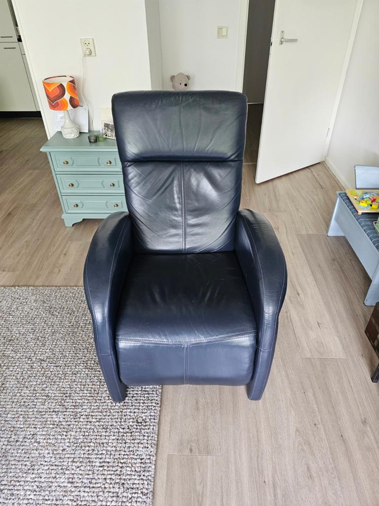 Comfortabele donkerblauwe leren relaxfauteuil, Huis en Inrichting, Fauteuils, Ophalen, Gebruikt, 75 tot 100 cm, Modern