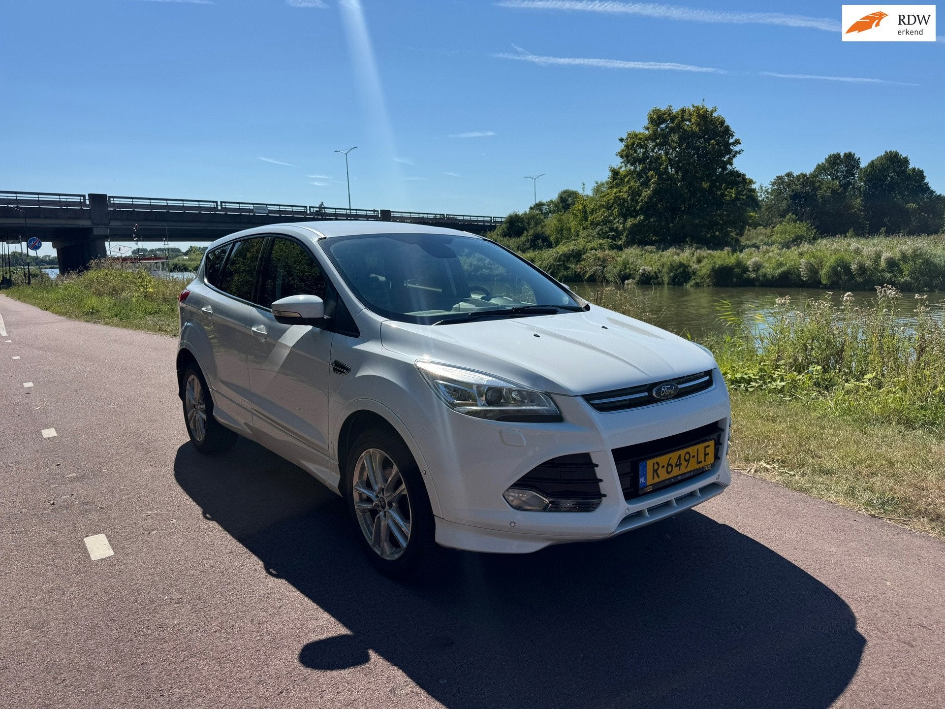 Ford Kuga 1.5 Titanium ST-Line|Dis=V.V|Luxe uitv.|Trekh.|, Auto's, Euro 6, 4 cilinders, Leder en Stof, Wit