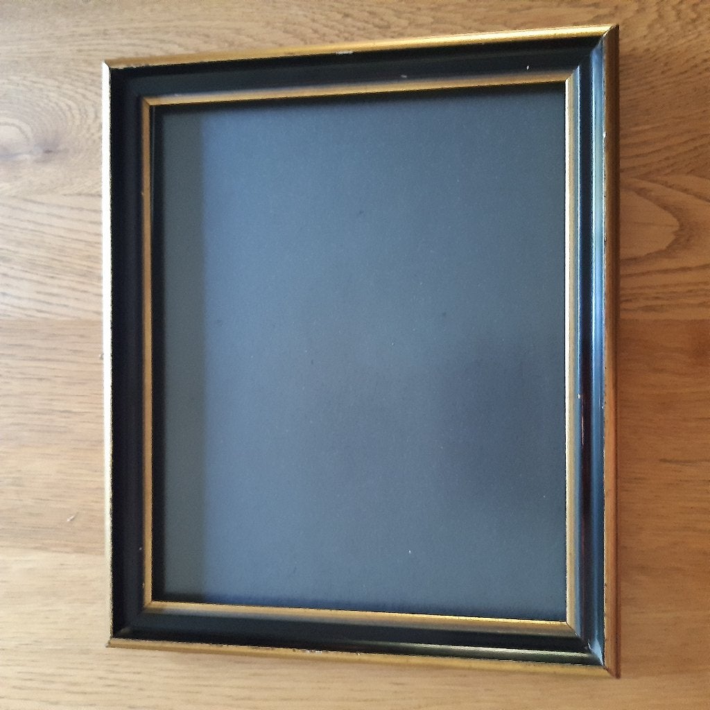 Vintage goudkleurige fotolijst met zwarte rand. 28,5x24 cm., Audio, Tv en Foto, Fotografie | Fotolijsten, Hangend, Gebruikt, Hout