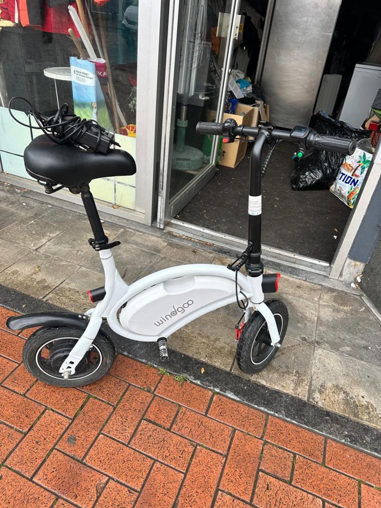 Elektriche Windgoo  met Oplader Rijdt Perfect €245, Ophalen of Verzenden, Zo goed als nieuw, Elektrische step (E-scooter)