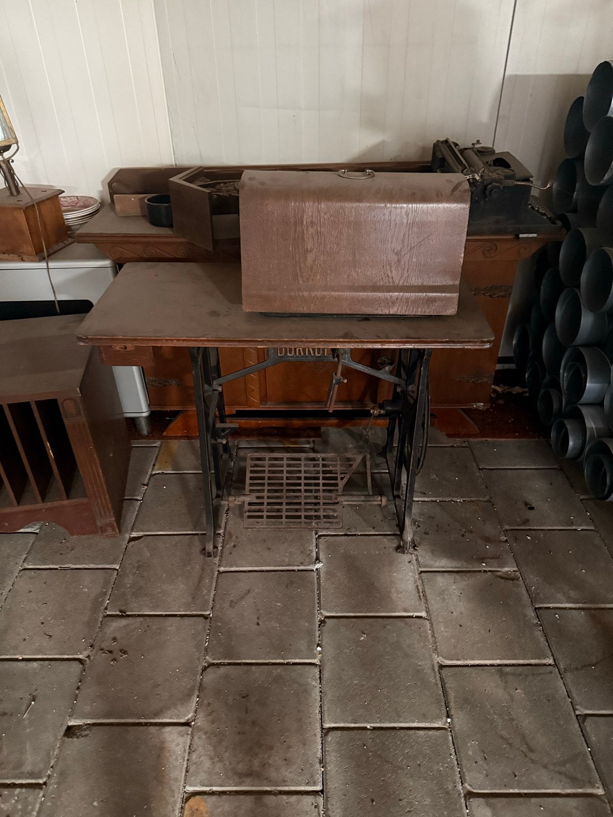 Antieke Dürkopp naaimachine met onderstel, Ophalen