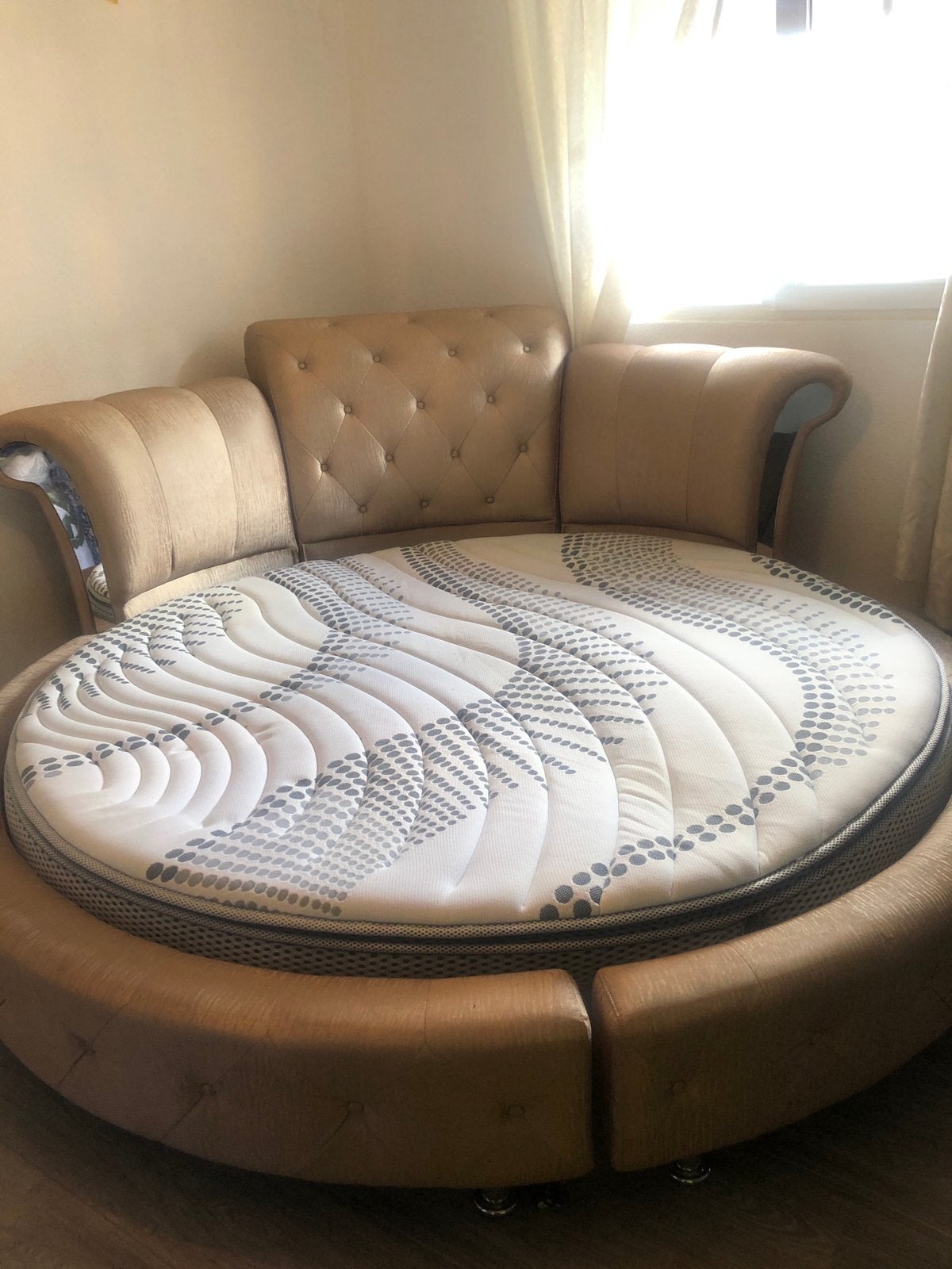 Rond bed tekoop tegen elk aannemelijk bod, Ophalen of Verzenden