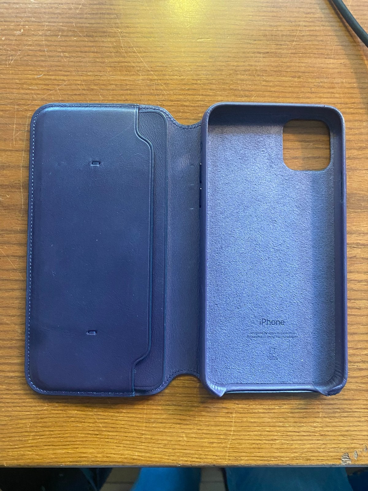 Apple iPhone 11 Pro Max Leather Folio Aubergine, Paars, Verzenden, Zo goed als nieuw, Rondom bescherming