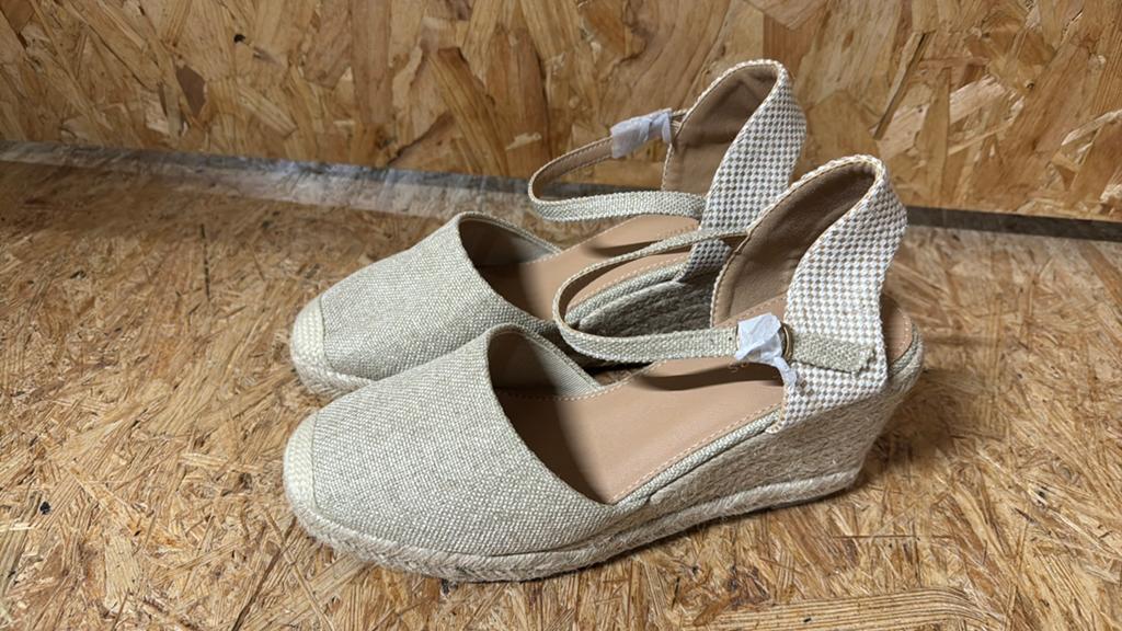 Sandalen met sleehak Ideal shoes maat 41, Kleding | Dames, Schoenen, Beige, Zo goed als nieuw, Sandalen of Muiltjes, Ophalen of Verzenden